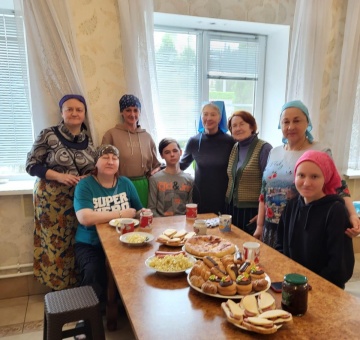 Сёстры милосердия поздравили с Днём Победы беженцев из Донбасса, проживающих при Свято-Иверском монастыре