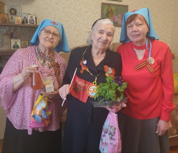Сёстры милосердия поздравили на дому ветерана ВОВ