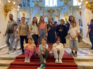 Детский хор храма посетил Александро-Невскую лавру и познакомился с культурными достопримечательностями Санкт-Петербурга